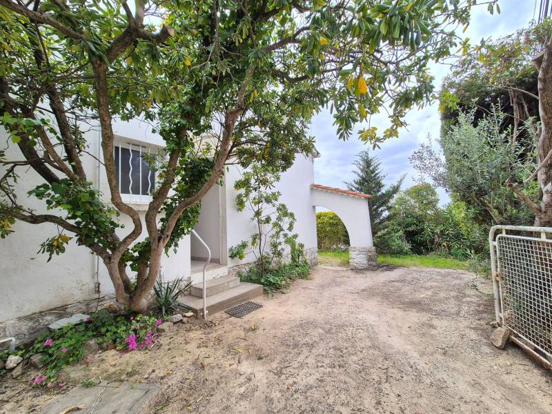 Maison avec jardin et stationnement privatif à vendre à cinq minutes à pied de la plage de Bonnegrâce et du port de Sanary