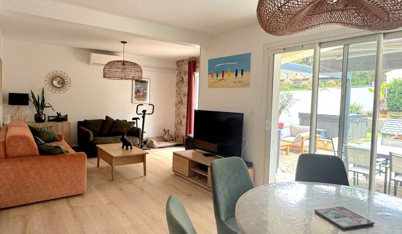 Maison mitoyenne rénovée avec un magnifique jardin est à vendre sur le secteur Guigon