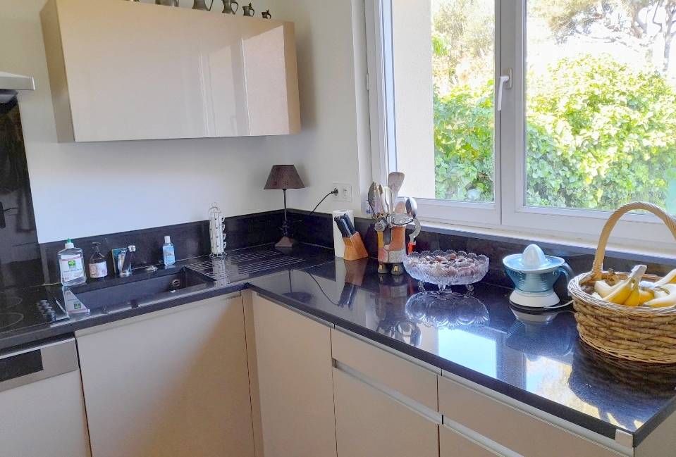 Demeure de 100 m² habitables à vendre en bord de mer, au pied du Massif