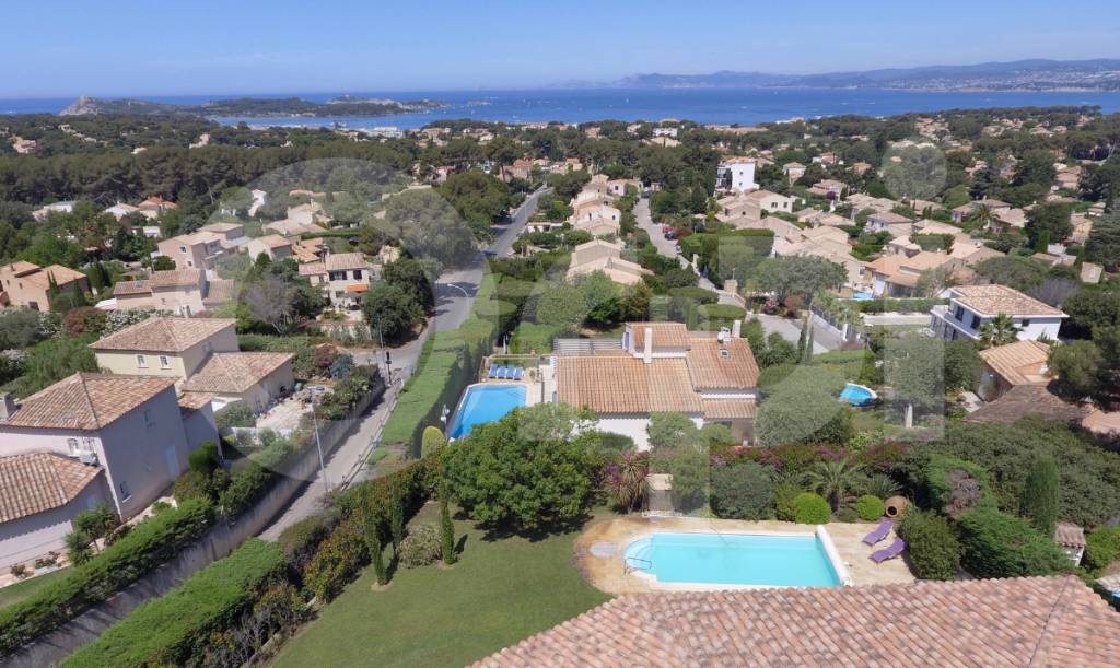 Vue mer panoramique, avec un panorama allant des îles des Embiez aux Calanques de Marseille