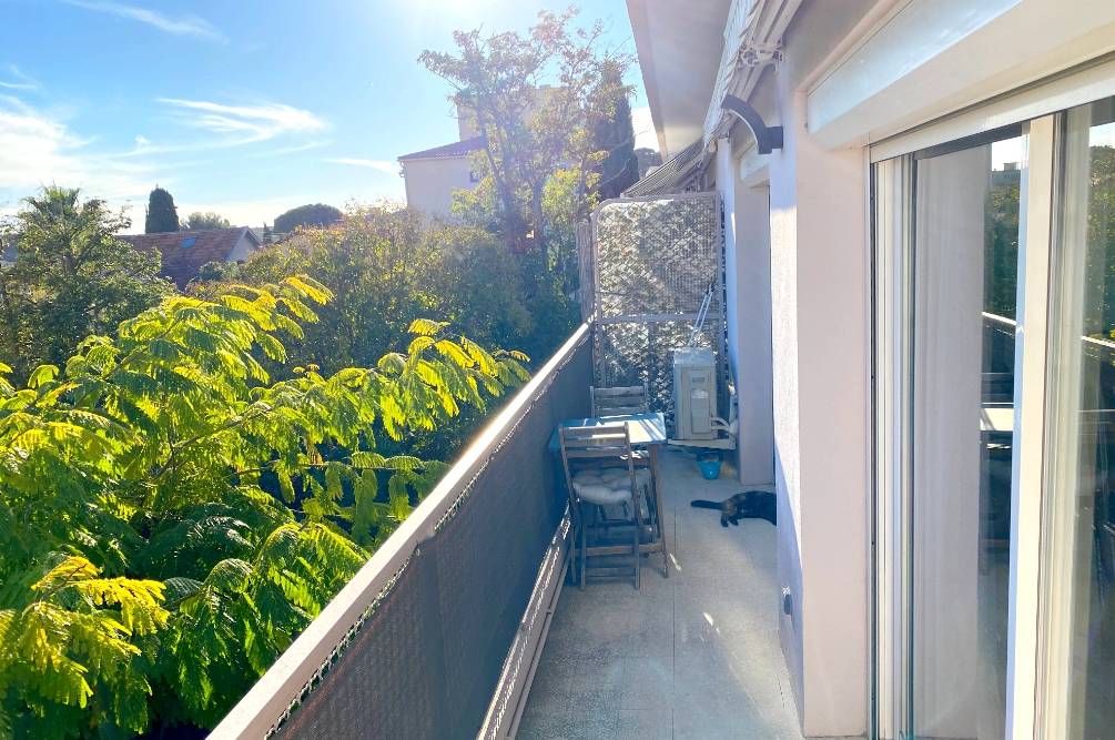 Appartement T3 avec balcon en dernier étage à vendre à Sanary Centre