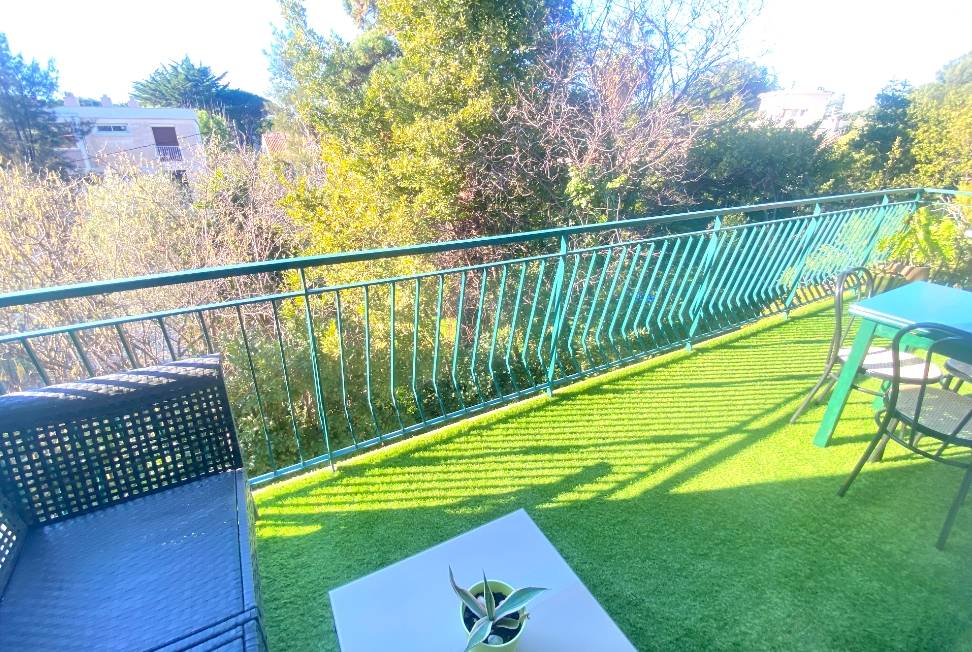 Appartement avec terrasse en dernier étage à vendre à Saint-Cyr