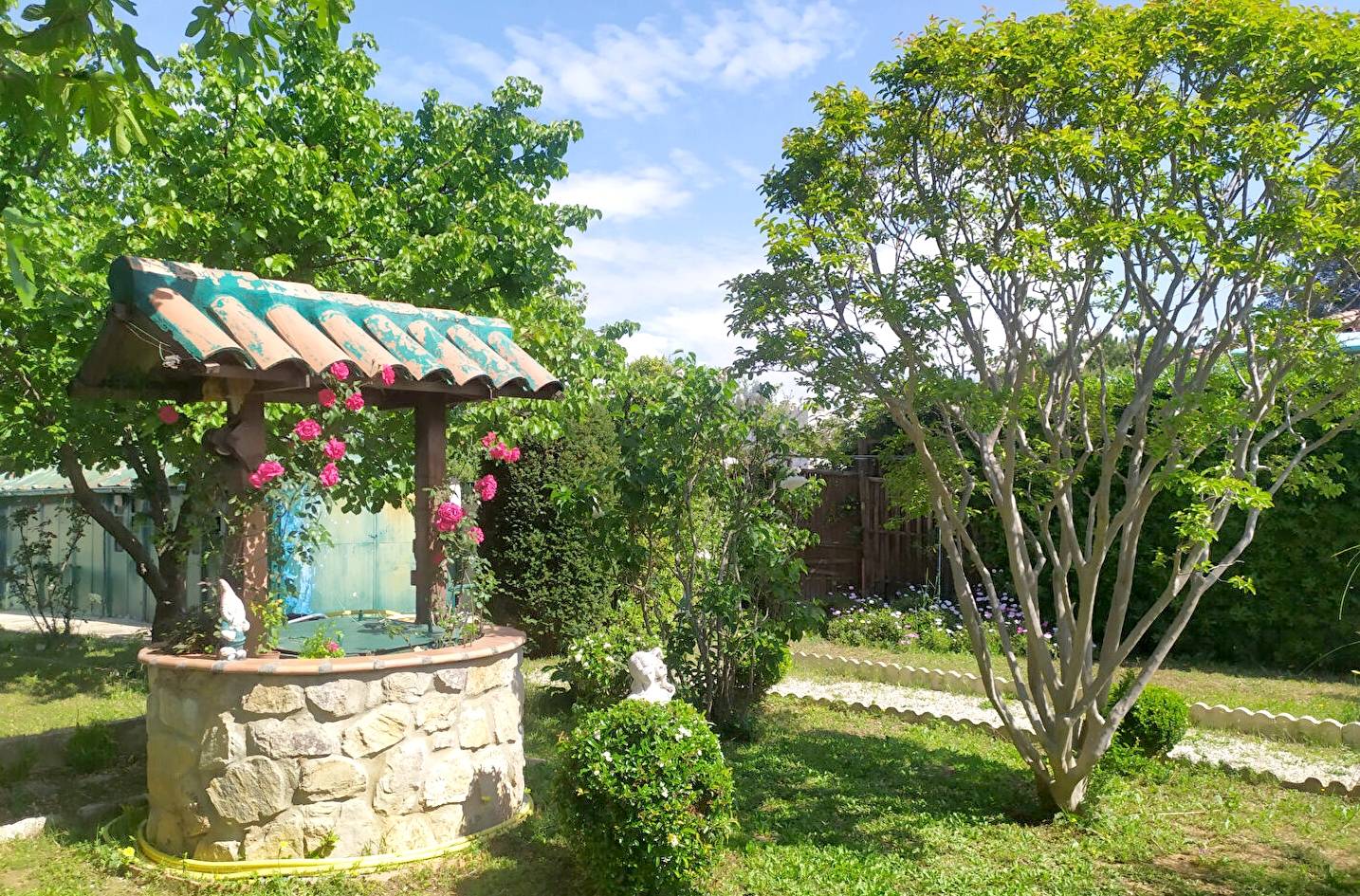 Cette maison avec puits et atelier vous a été présentée par les agences immobilières Papazian