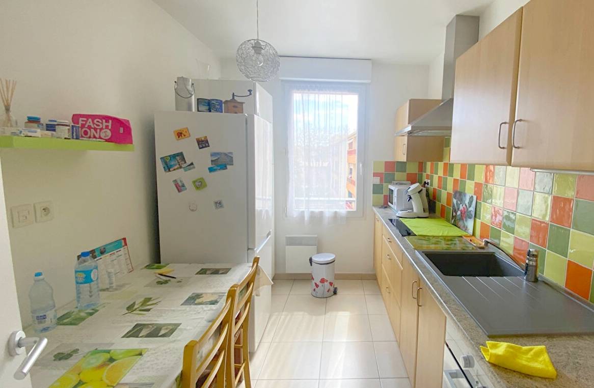 Appartement vendu avec un garage en sous-sol, deux places de parking et une cave