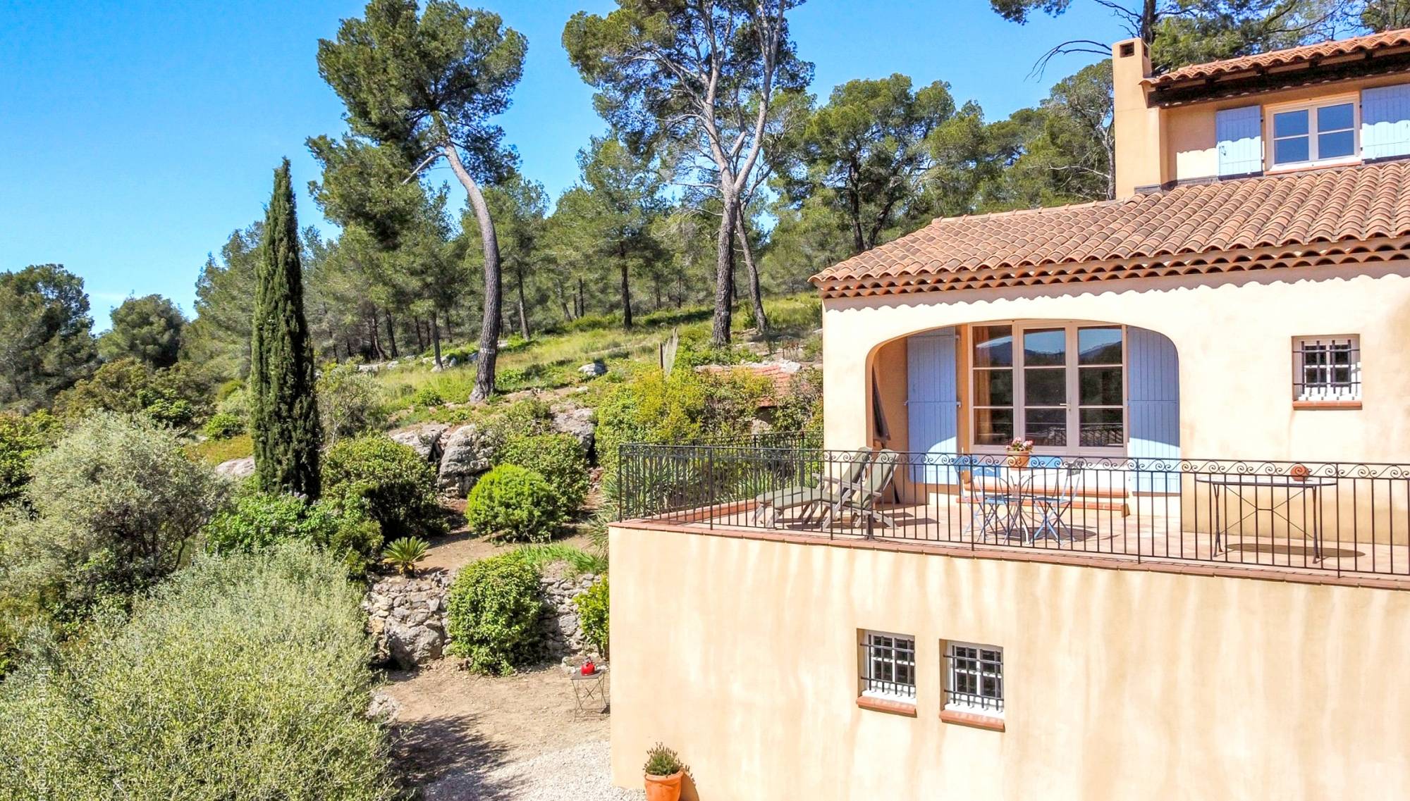 Maison d'architecte dans un cadre naturel protégé à vendre au cœur du village de la Cadière