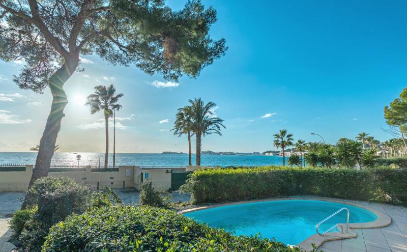 Appartement en rez-de-jardin avec vue imprenable sur la Baie de Bandol à vendre à Sanary-sur-Mer