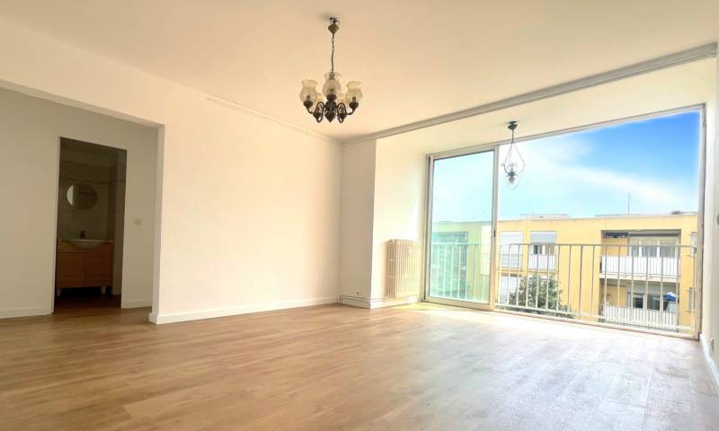 Appartement en dernier étage à vendre dans une résidence située Boulevard Louis Faraut à Six-Fours