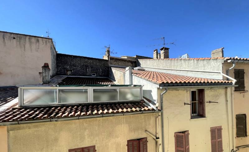 Appartement sous combles duplex à rénover est à vendre par notre agence immobilière Rue Marceau à Ollioules