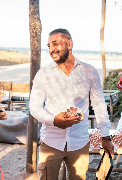 Ervand Ceropian, directeur de l'agence immobilière Orpi de Sanary sur mer, honoré par des trophées