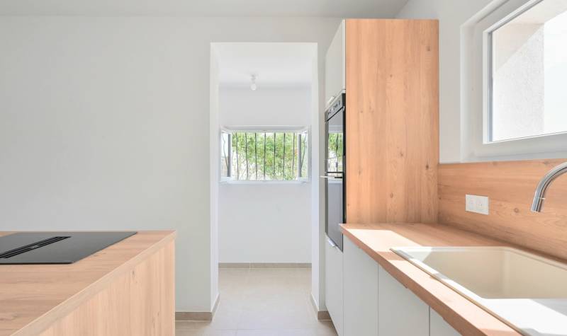 Maison avec bas de villa rénové à vendre par notre agence immobilière à Sanary quartier la Guicharde