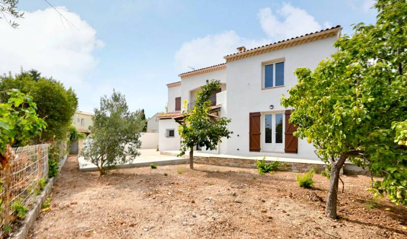 Villa divisée en deux appartements avec jardin à vendre à proximité de l'Ancien Chemin de Toulon à Sanary-sur-Mer