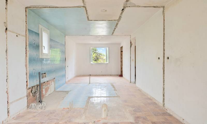 Appartement 4 pièces à moderniser et à rénover par vos soins en vente immobilière à Sanary-sur-Mer