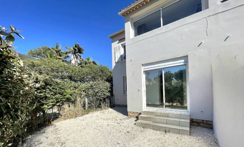 Appartement 3 pièces avec jardin privatif à vendre par notre agence immobilière à Six-Fours