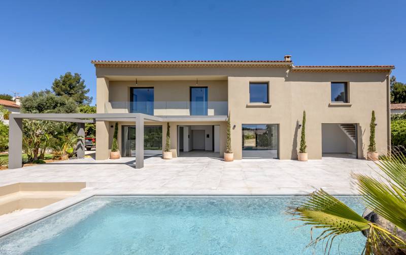 Villa contemporaine de luxe avec couloir de nage à vendre secteur les Luquettes à la Cadière-d'Azur