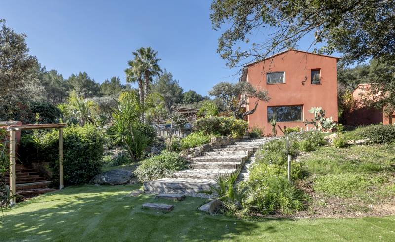 Demeure de prestige avec jardin, piscine à débordement, terrains de sports et dépendances secteur de la Piole à Sanary-sur-Mer