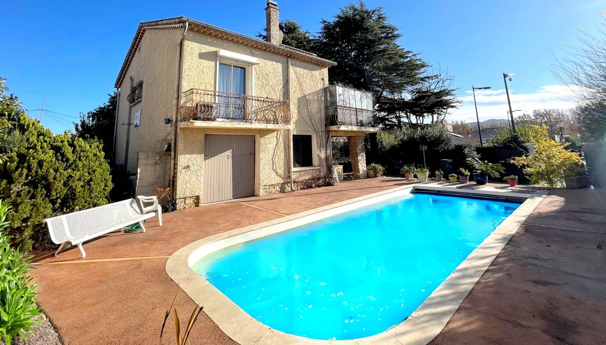 Maison pour deux familles avec garage et piscine à vendre dans le centre-ville de Six-Fours