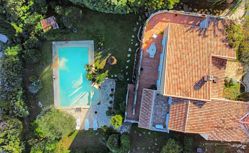 Propriété de charme avec piscine, jardin et garage à vendre sur la station balnéaire huppée de Sanary-sur-Mer
