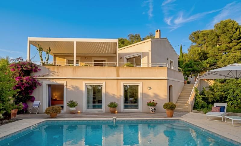 Propriété de construction traditionnelle avec piscine à vendre à Six-Fours-les-Plages