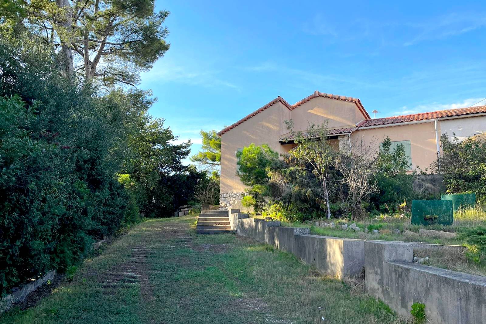 Maison avec jardin dans un cadre de verdure à vendre à 5 minutes à pied de la plage