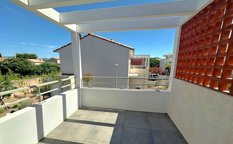 Maison neuve avec jardin et garage à vendre à proximité du centre-ville de Six-Fours