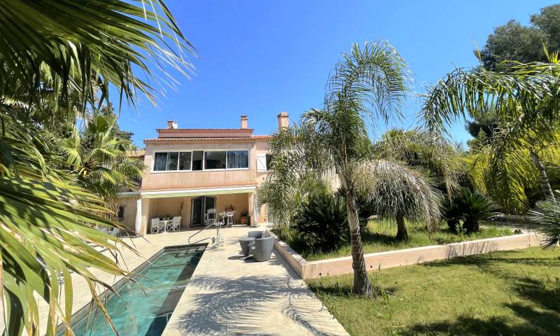 Propriété moderne avec couloir de jardin et jardin exotique à vendre à Sanary-sur-Mer