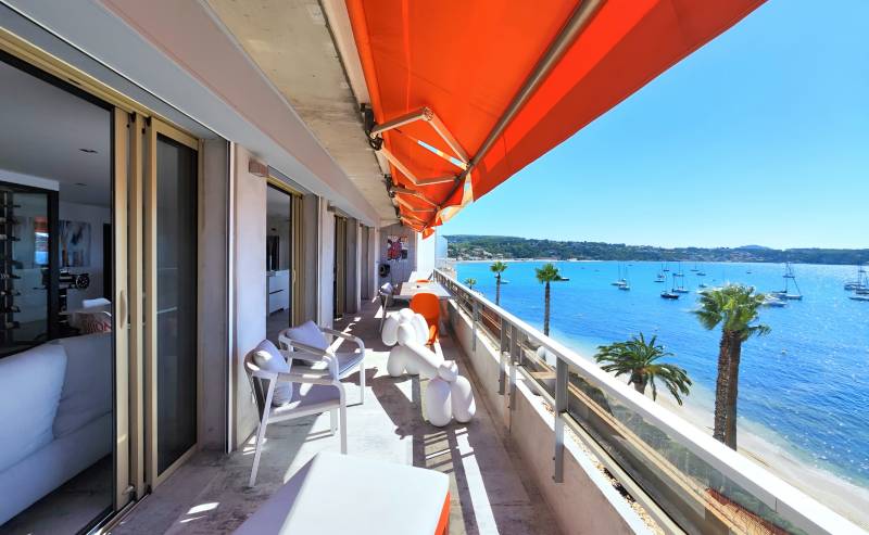 Appartement en front de mer, face à la Baie de Bandol à vendre par notre agence immobilière