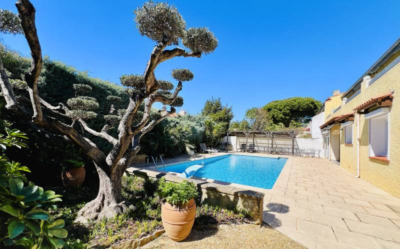 Maison divisée en deux appartements à vendre par notre agence immobilière à proximité du secteur Bucarin