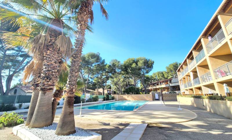 Appartement à vendre dans une résidence avec piscine et une laverie à Sanary-sur-Mer