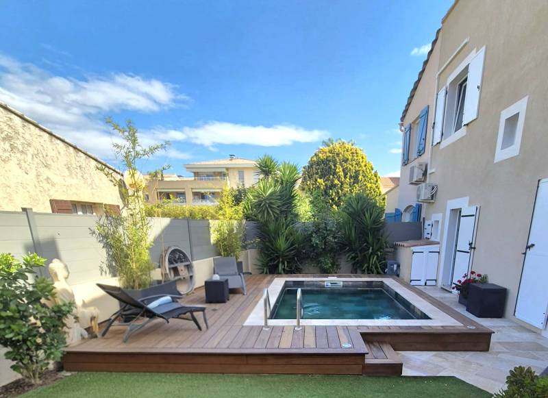 Maison mitoyenne avec piscine au sel chauffée à vendre dans le centre-ville de Six-Fours-les-Plages