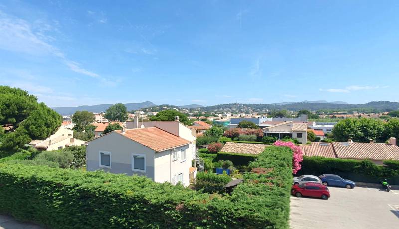 Appartement F2 en dernier étage à vendre dans la copropriété située 98 Avenue du Mas d'Ixelles, 83140 Six-Fours-les-Plages