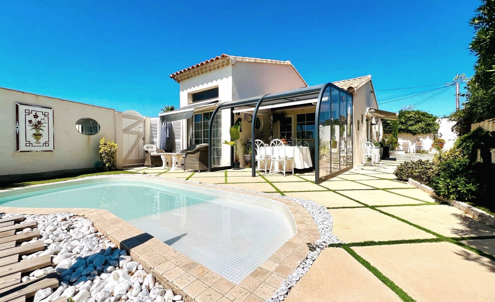 Propriété en front de mer avec accès privatif à la plage à vendre à Six-Fours, à proximité de Sanary