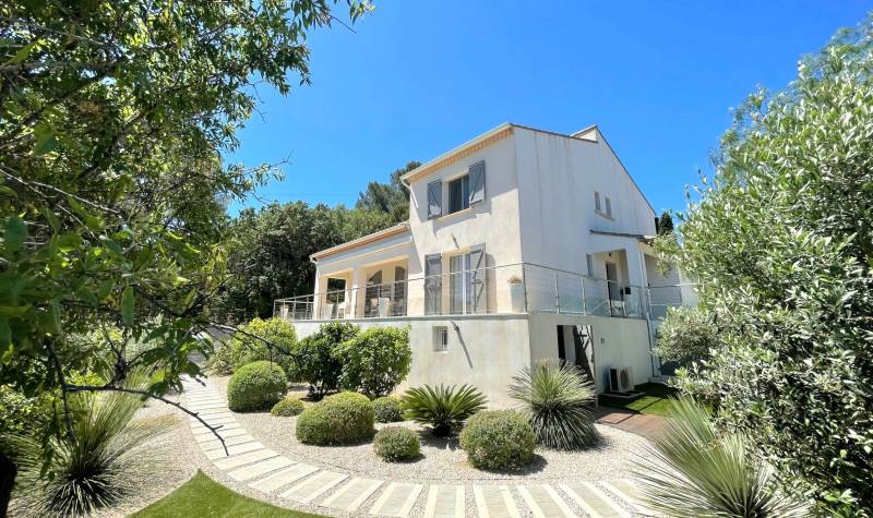 Villa modernisée des années 70 à vendre dans le quartier six-fournais du Brusc