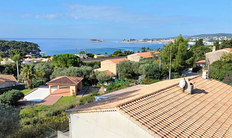 Villa avec vue mer sur la Baie de Bandol et l'île de Bendor à vendre quartier de la Morvenede à Sanary-sur-Mer