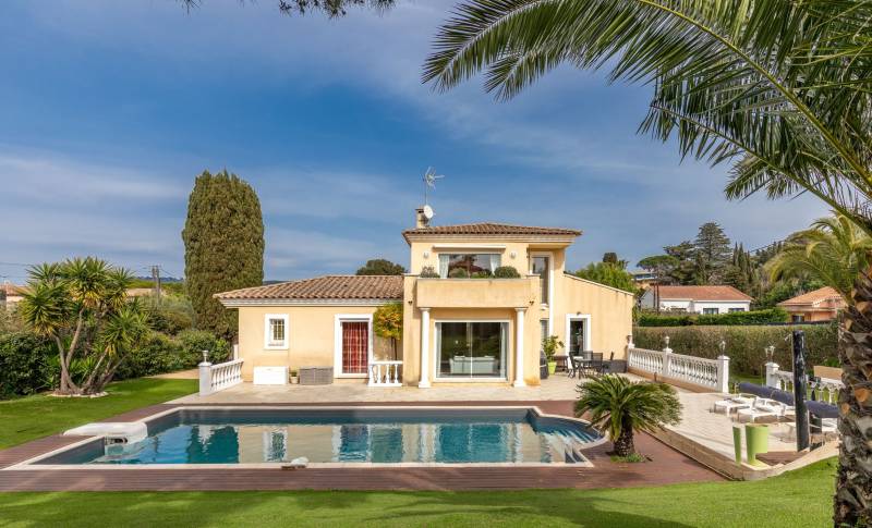 Villa d'architecte des années 2000 avec piscine et jardin à vendre sur la Côte d'Azur, à Sanary-sur-Mer, station balnéaire huppée du Var