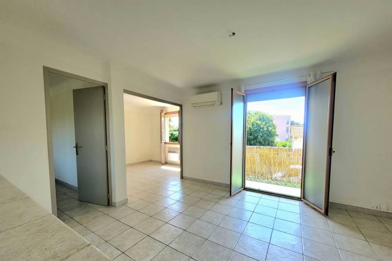 Appartement 3 pièces climatisé à vendre par notre agence immobilière Sanary Avenue de l'Europe Unie