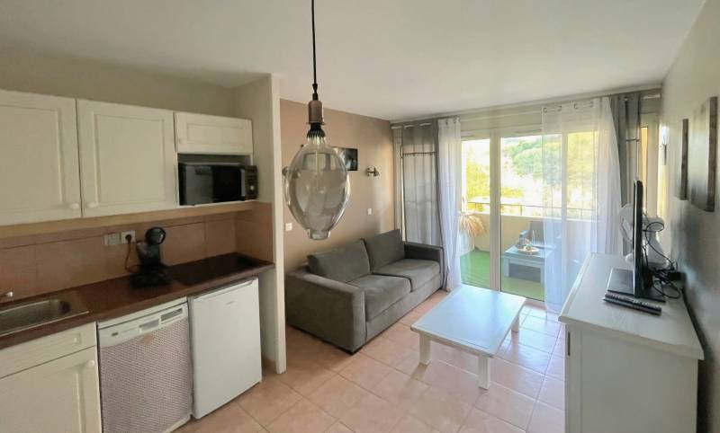 Appartement dans résidence avec piscine à vendre Avenue du Lac, sur le bord de mer six-fournais