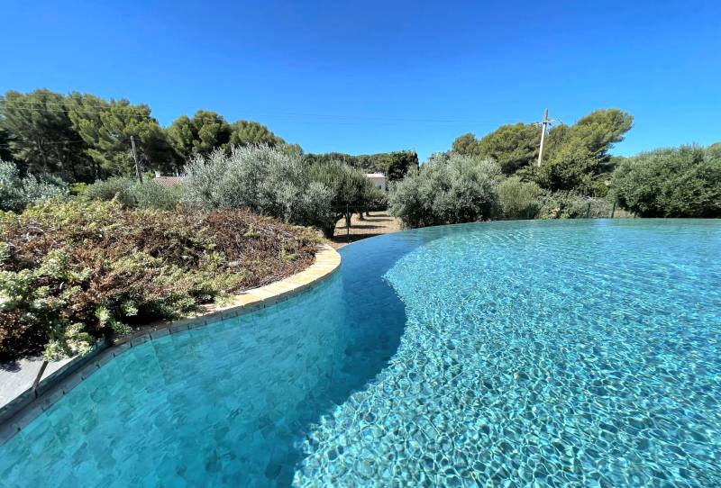 Mas de caractère réhabilitée et modernisée à vendre par notre agence immobilière à proximité du village du Brusc