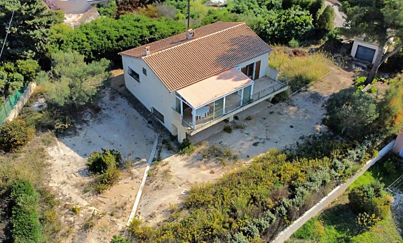 Demeure provençale divisée en deux appartements à rénover à vendre en exclusivité par notre agence immobilière Sanary