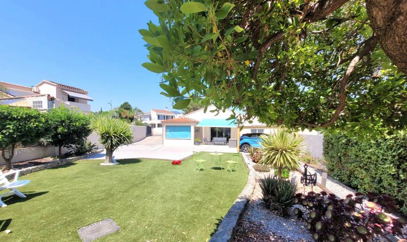 MAISON RÉNOVÉE DE PLAIN-PIED AVEC JARDIN ET STUDIO INDÉPENDANT À VENDRE QUARTIER DE L'HUIDE À SANARY-SUR-MER