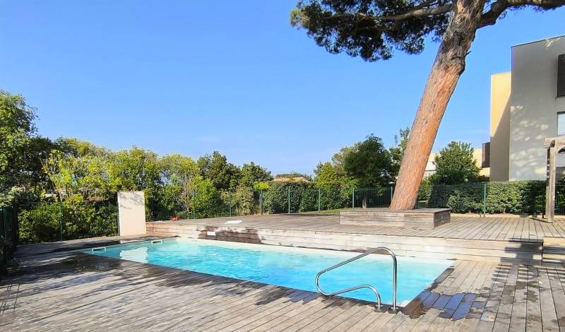 Propriété contemporaine en vente dans une résidence sécurisée avec piscine située à proximité du port du Brusc