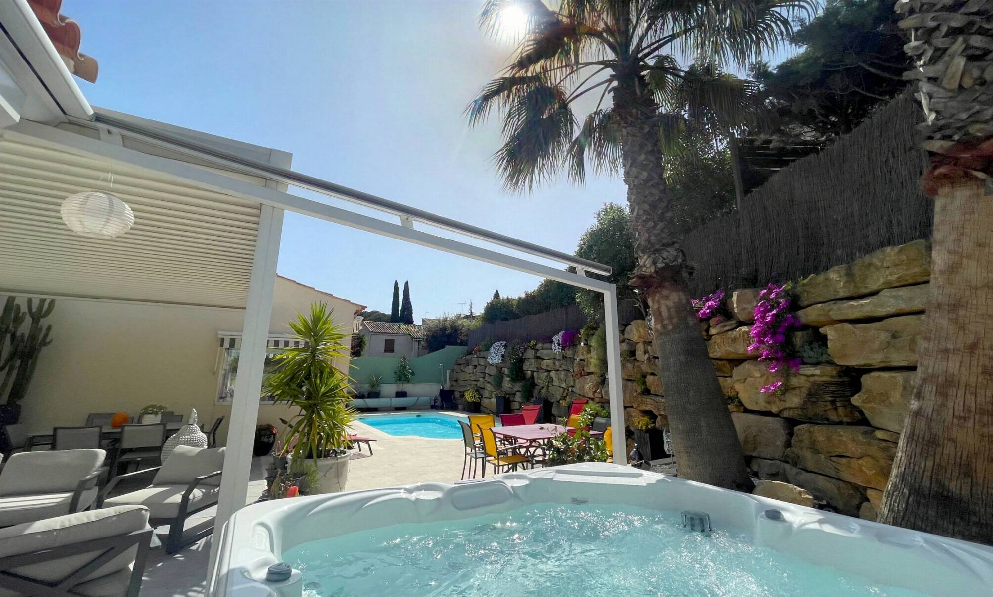 Villa contemporaine avec piscine et jacuzzi à vendre à 15 minutes à pied du port de Sanary