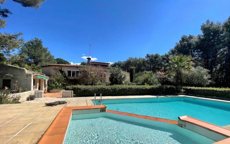 Maison de caractère avec jardin paysagé et grande piscine à vendre à Sanary-sur-Mer, sur la Riviera française