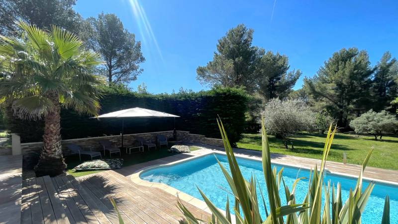 Villa contemporaine avec piscine et jardin boisé à vendre sur le territoire de Sainte-Anne d'Evenos