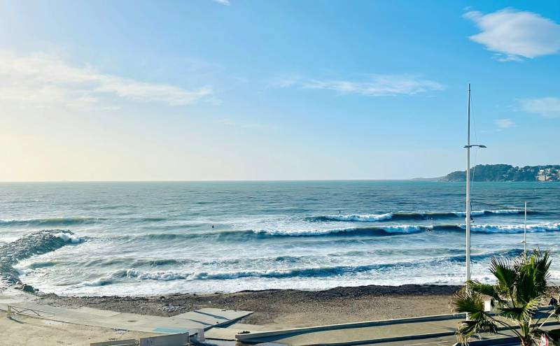 Appartement situé Carraire de Sauviou, offrant une vue mer panoramique, face à la plage