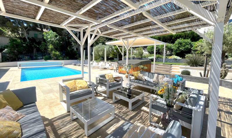 Maison individuelle avec piscine et jacuzzi à vendre à proximité du port du Brusc