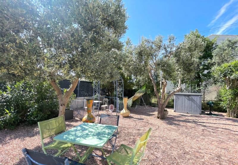 Maison avec un remarquable jardin soigné à vendre par notre agence immobilière Papazian