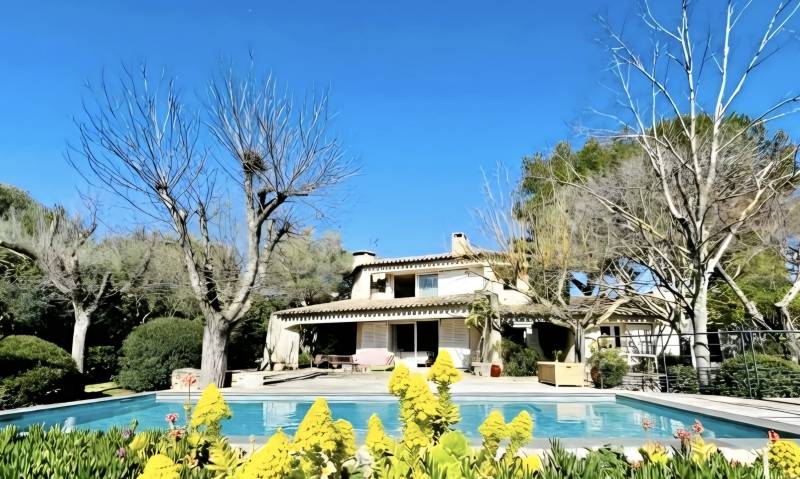 Maison d'architecte 6 pièces des années 80 à vendre quartier des Genêts d'Or à Sanary-sur-Mer