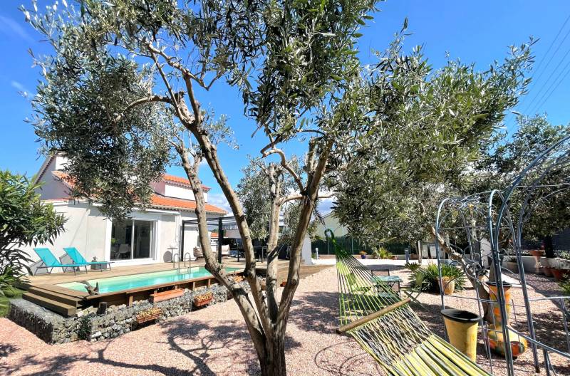 Pavillon de charme de plain-pied avec jardin arboré à vendre sur l'Avenue de la Mer à Six-Fours