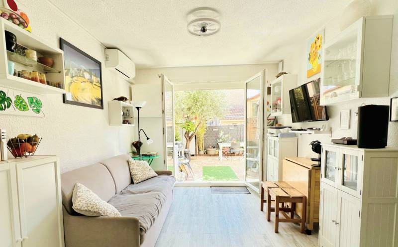 Appartement climatisé d'une chambre avec parking privatif à vendre à proximité de la Corniche de Solviou