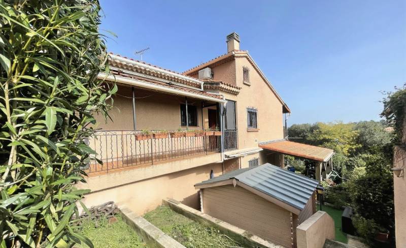Propriété en deux logements distincts à vendre par notre agence immobilière à Six-Fours-les-Plages